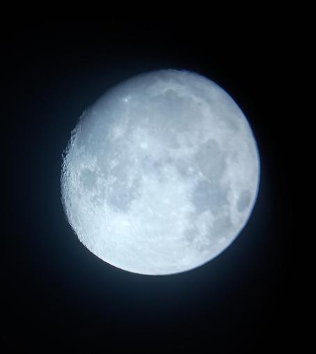 Foto de la luna tomada desde mi telescopio. No está llena, se ve en un lateral los cráteres que se aprecian por el contraste con la luz.