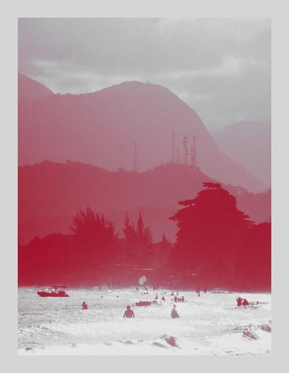 Foto de uma praia com árvores, montanhas, antenas em tons de vermelho.