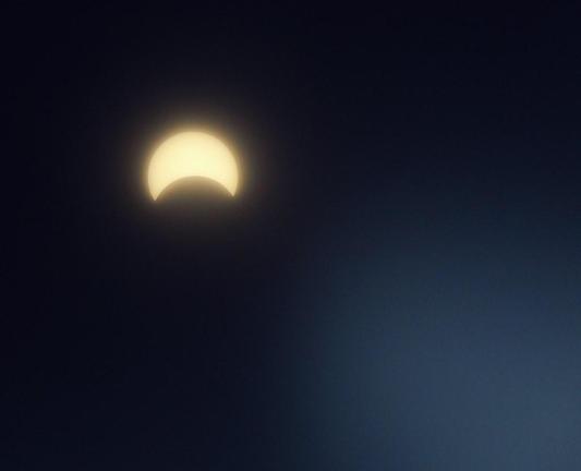 Foto de um eclipse parcial do sol.