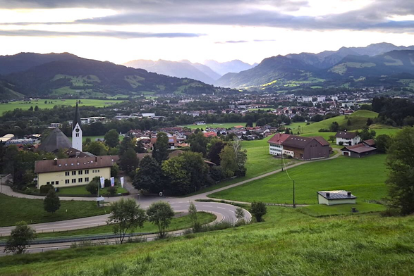 Burgberg im Allgäu mit Blick auf die Berge.