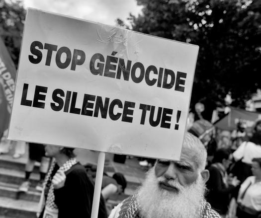 Pancarte "Stop génocide, le silence tue"
Crédits : Serge D'Ignazio