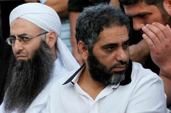 تفاصيل تسليم الفنان فضل شاكر نفسه لمخابرات الجيش اللبناني.. جهات عربية على الخط