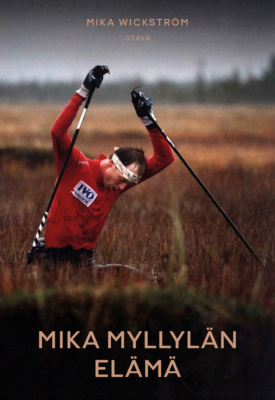 Mika Myllylän elämä -kirjan kannessa on valokuva Mika Myllylästä vyötäröään myöten suossa suksisauvat käsissään.