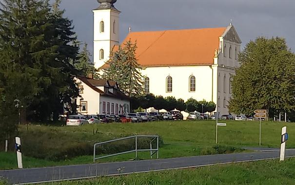 Die Wahlfahrtskirche Maria Limbach, davor die vollgeparkte Zufahrtsstraße