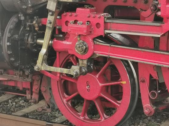 Zoom auf den rot lackierten Antrieb der Lok der Baureihe 01