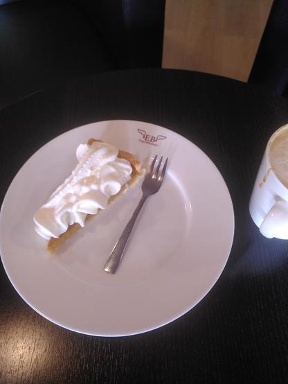 Der gleiche Kürbiskuchen wie auf dem ersten Foto, nur dieses Mal mit viel Sahne obendrauf.