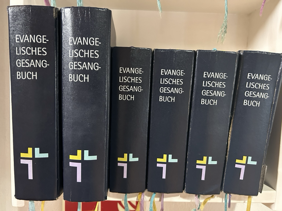 Das Evangelische Gesangbuch in groß und klein.