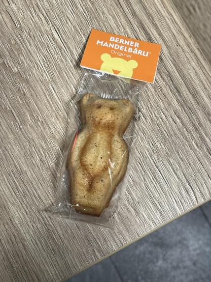 Ein Original-Berner Mandelbärli auf der Kassentheke (ein kleines Gebäckstück in Bärenform, in verschiedenen Geschmacksrichtungen erhältlich und beliebt bei Touristen).