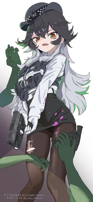『勝利の女神：NIKKE』より警察の格好をしたKのファンアート。銃を構えてゾンビのように這い寄るいくつかの腕に立ち向かっているところ。