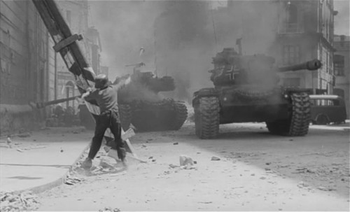 Fotogramma dal film di Nanni Loy del 1962 ripreso anche nel più recente documentario, che mostra un ragazzino che lancia qualcosa contro i carri armati che avanzano nelle strade della sua città.
Nel film il ragazzino rappresentava il partigiano medaglia d'oro Gennaro Capuozzo che morì a dodici anni durante l'insurrezione delle 4 giornate di Napoli per scacciare gli occupanti nazisti.