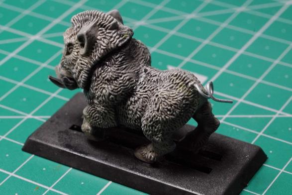 Jabalí de Warhammer. Tiene un alambre donde tenia la cola que va a ser el soporte de la masilla con la que restaurar esa parte rota.