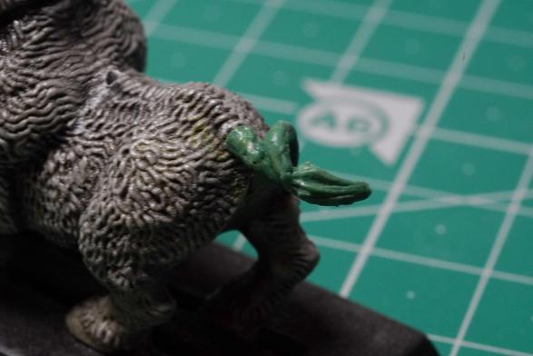 Jabalí de Warhammer. La cola esta hecha con masilla verde "green stuff".  Vista desde el lado izquierdo de la miniatura.