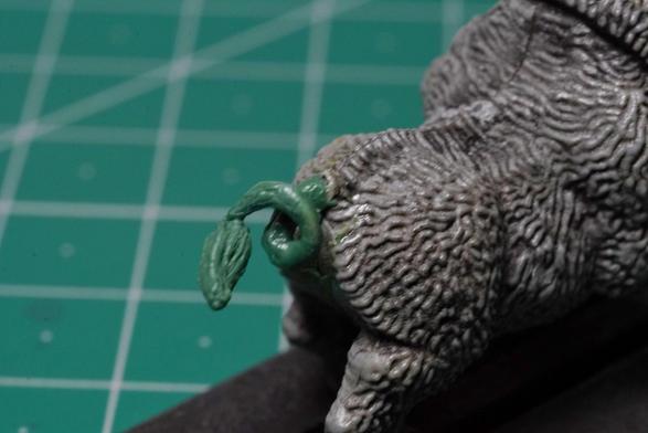 Jabalí de Warhammer. La cola esta hecha con masilla verde "green stuff". Se aprecia mejor el tirabuzón que hace la cola. Vista desde el lado derecho de la miniatura.