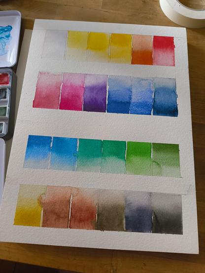 Farbkarte mit allen 24 Farben des gerstaecker studio aquarelle kastens. Je 6 farben pro Reihe bei vier reihen. Mit einem verlauf von wenig zu viel Pigment.