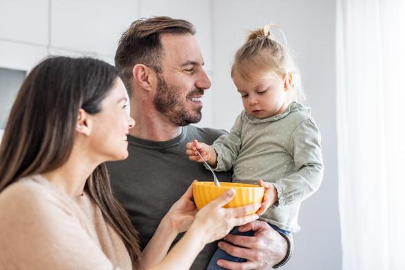 Una pareja con una niña en brazos (Getty Images)