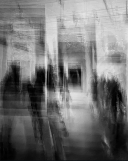 silhuetas humanas andando por um ambiente fechado. as silhuetas parecem sombras escuras em alto contraste com o fundo branco. a foto apresenta sobreposições e desfoque de movimento.