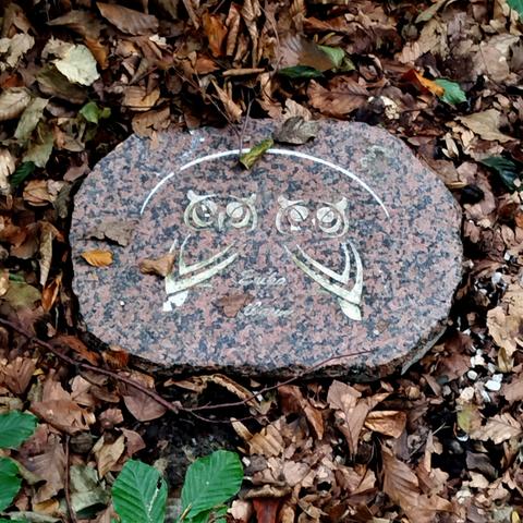 Grave with owls. (Waldfriedhof Großholthausen, Dortmund)