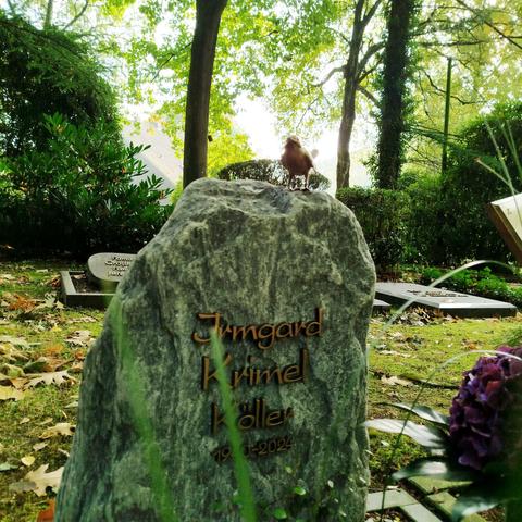 Grave 'Krimel Köller' with small metal bird (Waldfriedhof Schwerte).
