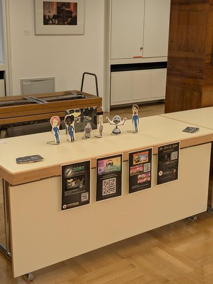 Tisch mit Promo-Material für das Spiel 2080