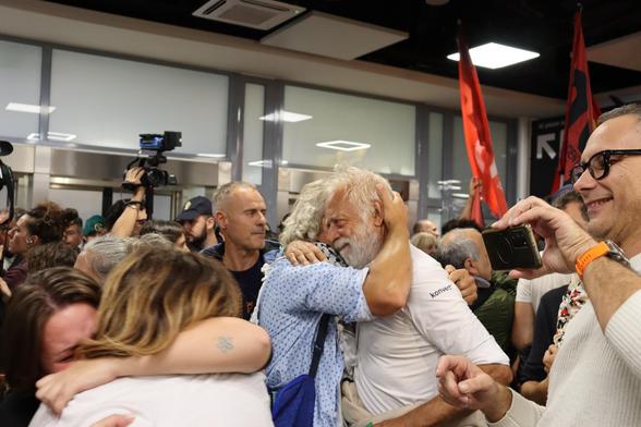 Recibimiento a activistas italianos deportados por Israel, la noche del sábado en el aeropuerto de Fiumicino, en Roma.
