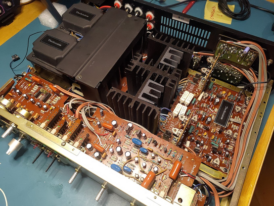 The SU-8080 amp with the cover removed. In the far/top left, the two transformers are visible, the left of which is the damaged one. Naturally, this is completely invisible from the outside.