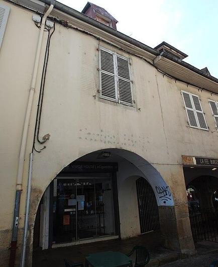 Maison à #LonsleSaunier (#Jura) Construction 4e quart XVIIe siècle, XVIIIe siècle. Façade : inscription par arrêté du 2 décembre 1926.
Suite 👉 https://monumentum.fr/monument-historique/pa00101896/lons-le-saunier-maison
#Patrimoine #MonumentHistorique
Photo CC-BY-SA 4.0 : Chabe01