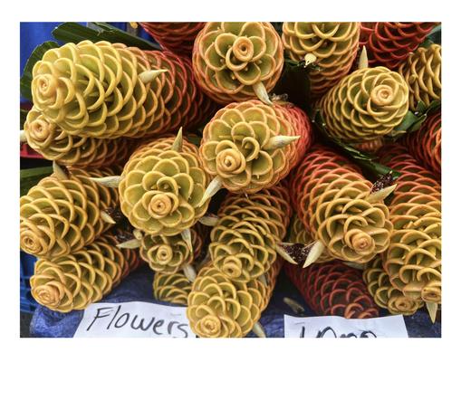 Fotografía de flores tropicales una sobre otras, en la parte de abajo a la izquierda se ve una hoja con la palabra “flowers”.