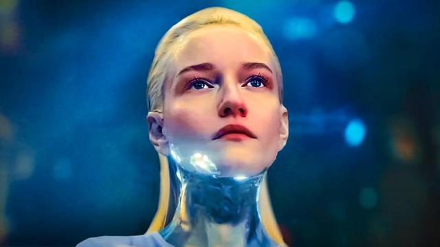 <img alt="Silver Surfer nel MCU: dal design oscuro delle prime concept art alla versione finale di Julia Garner" class="webfeedsFeaturedVisual wp-post-image" height="720" src="https://i2.wp.com/images.thedirect.com/media/article_full/surfer-silver.jpg?w=1280&amp;resize=1280,720&amp;ssl=1" style="display: block; margin-bottom: 5px; clear: both;" title="Silver Surfer nel MCU: dal design oscuro delle prime concept art alla versione finale di Julia Garner" width="1280" /><div class="starw-prima-del-contenuto_4" id="starw-2793973899"><div id="addendoContainer_Interstitial"></div></div><p>L’aspetto del <strong>Silver Surfer</strong> nel <strong>Marvel Cinematic Universe</strong> ha attraversato numerose fasi di sviluppo prima di arrivare alla versione definitiva mostrata in <em>The Fantastic Four: First Steps</em>. Il film, considerato una delle produzioni più ambiziose dei <strong>Marvel Studios</strong>, ha segnato un passo importante nella rappresentazione dei personaggi cosmici dell’universo Marvel, introducendo sul grande schermo <strong>Galactus</strong> e il suo araldo, reinterpretato con un approccio visivo innovativo.</p><div class="starw-contenuto_6" id="starw-2983442066" style="margin-top: 2px; margin-bottom: 2px;"><!-- BOX 300x250 Articolo 1 -->
<div id="addendoContainer_9001" style="width: 300px; height: 250px;">
</div></div>
<p>Durante la lunga fase di progettazione, il team artistico ha esplorato differenti soluzioni estetiche, alcune delle quali molto distanti dal r