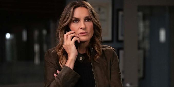 <img alt="Law &#038; Order: SVU 27&#215;02 sorprende i fan con due finali diversi su NBC e Peacock" class="webfeedsFeaturedVisual wp-post-image" height="675" src="https://i0.wp.com/static0.srcdn.com/wordpress/wp-content/uploads/2025/10/law-order-svu-2702-benson-1.jpg?w=1200&amp;h=675&amp;fit=crop&amp;w=1200&amp;resize=1200,675&amp;ssl=1" style="display: block; margin-bottom: 5px; clear: both;" title="Law &#038; Order: SVU 27&#215;02 sorprende i fan con due finali diversi su NBC e Peacock" width="1200" /><div class="starw-prima-del-contenuto_4" id="starw-1501806675"><div id="addendoContainer_Interstitial"></div></div><p>Il secondo episodio della <strong>27ª stagione di <em>Law &amp; Order: Special Victims Unit</em></strong> ha stupito il pubblico con un evento senza precedenti: <strong>due finali differenti</strong>, trasmessi separatamente su <strong>NBC</strong> e <strong>Peacock</strong> il 2 ottobre 2025. Nessuna delle due versioni accennava all’esistenza dell’altra, generando immediatamente discussioni e teorie tra fan e analisti su una possibile strategia narrativa o di marketing dietro questa scelta insolita.</p><div class="starw-contenuto_6" id="starw-117479026" style="margin-top: 2px; margin-bottom: 2px;"><!-- BOX 300x250 Articolo 1 -->
<div id="addendoContainer_9001" style="width: 300px; height: 250px;">
</div></div>
<p>Entrambe le versioni condividono la stessa scena di chiusura iniziale, in cui <strong>Jake Griffin</strong> (interpretato da <em>Corey Cott</em>) si 