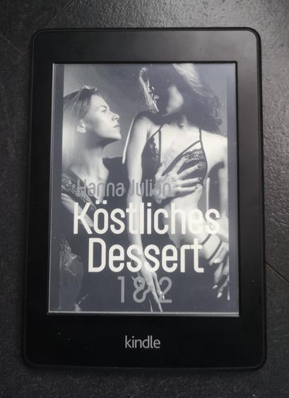 Kindle mit eBook Cover von "Köstliches Dessert 1 & 2" - zu sehen sind zwei sexy Frauen in Dessous"