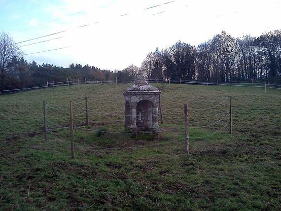 Fontaine de Trescoët à #Caudan (#Morbihan) Ouvrage présente un mur dosseret avec niche : deux piliers en fuseaux à la face antérieure. Dôme en pierre de forme sinueuse avec bouchon de fleuron. Construction XVII...
Suite 👉 https://monumentum.fr/monument-historique/pa00091148/caudan-fontaine-de-trescoet
#Patrimoine #MonumentHistorique
Photo CC-BY-SA 4.0 : LionelRauch
