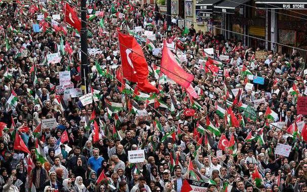 Attendees take part an anti-Israel rally in solidarity with Palestinians and to protest against the interception by the Israeli navy of the Global Sumud Flotilla, in Istanbul, on October 5, 2025. (Yasin AKGUL / AFP)