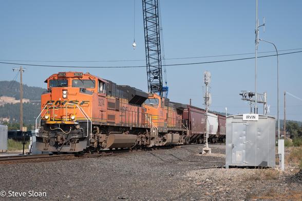 On Tuesday, September 16, 2025, at 2:30 p.m., at Irvin, WA, in The Funnel a.k.a the BNSF Spokane Subdivision, was a westbound 2+2 grain train. Power on the train was 9274, 5166 + 7154, 6616.