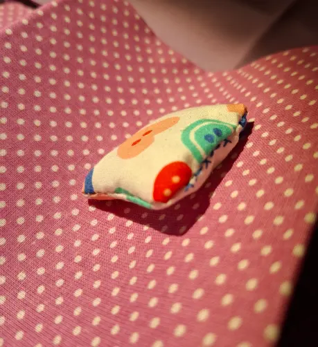 Photo d'un tout petit coussin cousu à la main