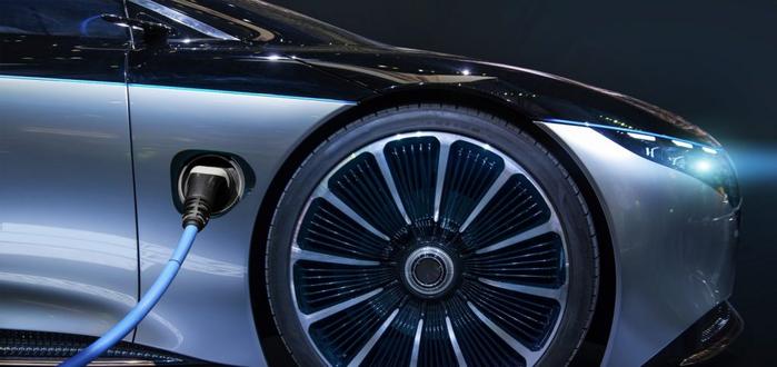 <p>電気自動車(EV)の検査ソリューションを手がけるスタートアップ「清研精准(Tsing Standard)」は、5月に陝汽集団系の陝汽キャピタルから戦略投資を受けた。資金は、主に製品開発や市場拡大に充てられる。2024年7月にも、長城汽車(GWM)傘下の長城資本から数千万元(数億~十数億円)を調達している。</p>
<p>清研精准は2018年に、清華大学蘇州自動車研究院のインキュベートによって設立された。EVに搭載されるハードウエアとソフトウエアの試験や測定に注力しており、「開発—量産—アフターサービス」まで車両ライフサイクル全体をカバーする検査プラットフォームの構築を掲げる。</p>
<h3>EV市場の拡大と検査ニーズ</h3>
<p>ここ数年、EV市場の規模は急拡大している。高い品質が求められる中、清研精准が注力している検査ツールは、開発効率の向上や品質の確保、アフターサービスの強化を実現するためのカギと期待されている。</p>
<p>同社の事業は大きく、①ネットワークシミュレーション、②完成車・電池・部品の検査、③アフターマーケット検査・関連サービスの3領域で展開。</p>
<p>完成車の検査では、電池・モーター・電気制御システム(三電システム)、シャシー、自動運転、コックピット、通信などの検査装置を開発した。電源のオンとオフ、加減速、トルクの調整、充電、故障シミュレーションといったEVの機能を検査するほか、車両の最高速度、加速性能、航続距離などの指標を測定できる。</p>
<p>例えばシャシーの検査装置は、インテリジェント・シャシーとそのサブシステムを対象として、ECUレベルやシステム全体といったさまざまな範囲で検査が可能なうえ、エアサスペンション、油圧アクティブサスペンション、電子制御サスペンションなどの検査にも対応している。</p>
<p>電池の検査では、開発・製造工程における充放電や総合機能、バッテリー管理システム(BMS)など性能と機能の検査ソリューションを電池メーカーに提供し、検査工程の自動化を後押ししている。</p>
<p><img alt="" class="aligncenter wp-image-376770 size-full" height="316" src="https://36krjp-1316517779.cos.ap-tokyo.myqcloud.com/uploads/2025/10/20251003134626640219.png" width="553" /></p>
<p>アフターサービス分野では、EV特有の高電圧アーキテクチャに対応した独自の検査・メンテナンス装置を投入。大規模データとディープラーニングを用いた故障診断システムで、駆動用電池の迅速診断と修理提案を支援する。</p>
<p>同社の提携先は、吉利汽車(Geely)、比亜迪(BYD)、広州汽車(GAC)、奇瑞汽車(Chery)、中国一汽(FAW)、長城汽車に加え、新興EVメーカーの理想汽車(Li Auto)、小鵬汽車(Xpeng Motors)、蔚来汽車(NIO)など自動車各社、電池領域では寧徳時代(CATL)、国軒高科(Gotion High-Tech)、蜂巣能源(SVOLT Energy)、欣旺達(Sunwoda)など50社以上に上る。</p>
<p>今回の陝汽キャピタルによる出資により、同社は商用車領域での連携を強化。陝汽グループの各社と連携し、NEV/スマート商用車の技術開発から生産・アフターサービスまでを一体化する体制づくり