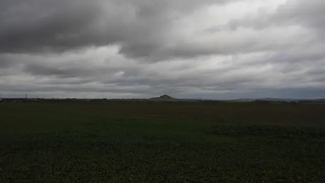 Tiefhängende Wolken über der Warburger Börde, in der Ferne ist der Vulkankegel des Desenberges zu sehen