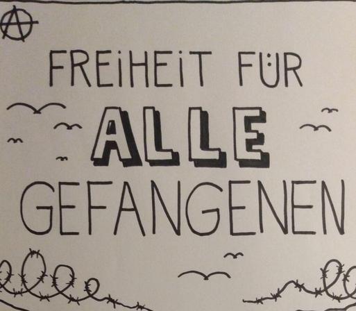 Strichzeichnung.

In der Bildmitte steht "Freiheit für alle Gefangenen".

Oben links im Bildeck ein anarchistisches A (das heißt der Großbuchstabe A in einem Kreis)

Unten gezeichneter  Stacheldraht. Der Bikdtext ist von zeichnerisch angedeuteten fliegenden Vögeln umrahmt.