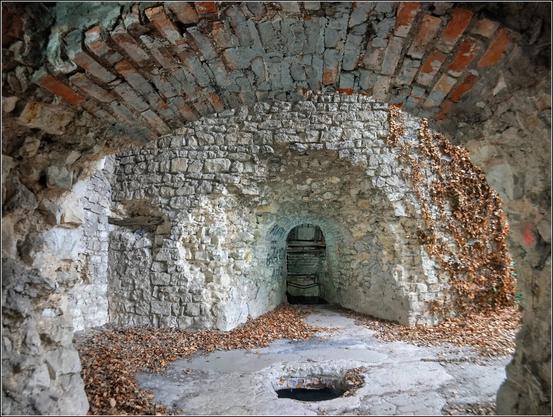 Un four à chaux constitué de moellons calcaire et de briques.
Une arche au premier plan, une poterne au second.