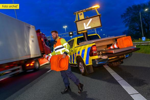 Archieffoto van een weginspecteur bij een afzetting