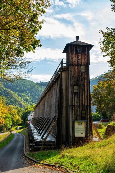 Das Bild zeigt ein Gradierwerk zur Salzgewinnung in einem Tal.