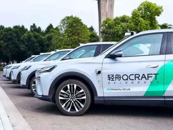 <p>中国の自動運転企業「軽舟智航（Qcraft）」は9月8日、独ミュンヘンで開かれた国際モーターショー「IAA MOBILITY 2025」で、グローバル戦略の始動を宣言し、研究開発や認証手続き、事業開発を担う欧州本部をドイツで設立すると明らかにした。同時に、米クアルコムと提携し、同社の自動運転向けプラットフォーム「Snapdragon Ride Platform」をベースに次世代運転支援ソリューションを開発すると発表した。</p>
<p>Qcraftは2019年、米国の自動運転企業「Waymo（ウェイモ）」出身の于騫氏によって設立された。創業当初は自動運転レベル4の技術開発に注力し、自動運転バス（ロボバス）を事業化の足がかりとして選択した。22年に量産車向け事業に軸足を移し、中高級車向け運転支援ソリューションの提供を開始。25年3月までの累計出荷数は60万セットを超えており、中国の乗用車向け運転支援機能「NOA（ナビゲーション・オン・オートパイロット）」市場では5割以上のシェアを占めている。</p>
<blockquote class="wp-embedded-content"><p><a href="https://36kr.jp/375431/">ロボタクシー、運行コスト「人間以下」に。トヨタ出資のPony.ai、日本参入を模索</a></p></blockquote>
<p></p>
<p>クアルコムと共同開発する次世代運転支援ソリューションは、2026年に欧州や米国、日本、韓国などへの出荷を開始する計画だという。今回の提携により、Qcraftは自動運転向けチップ大手の米エヌビディア、中国の地平線機器人（ホライズン・ロボティクス）、クアルコムの3社のプラットフォームに対応する業界でも数少ない企業となった。</p>
<p>（36Kr Japan編集部）</p>