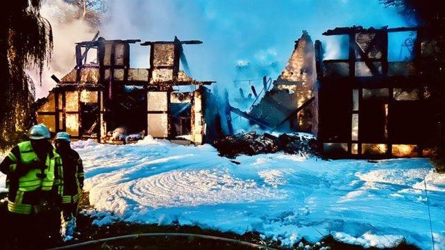 Hunderte Feuerwehrleute kämpfen vergeblich um das sogenannte Sommerhaus auf dem Schlossgelände