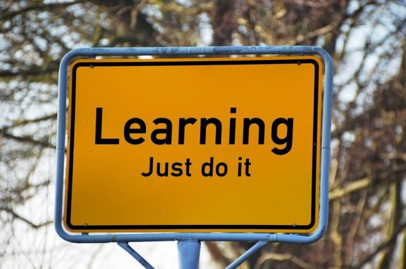 Verkeersbord met de Engelse tekst: "Learning, just do it"