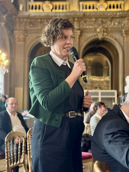 Jori mit Mikro in der Hand in historischem „Grand Salon“ des Rathauses Nancy.