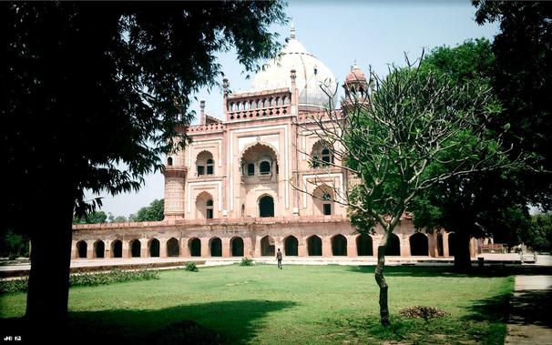 Farbfoto mit Blick von schräg rechts auf das Mausoleum des Humayun, des 2. Herrschers des Großmogulreichs in Indien. Der Palast wurde 1571 fertiggestellt und ist typisch für den Stil der Mogularchitektur.