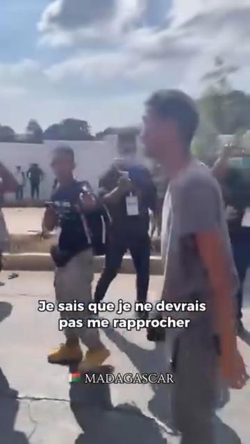 Mikolo, étudiant protestataire de la Gen Z de Madagascar, s’approche des gendarmes tout en disant : « Je sais que je ne devrais pas me rapprocher ».
