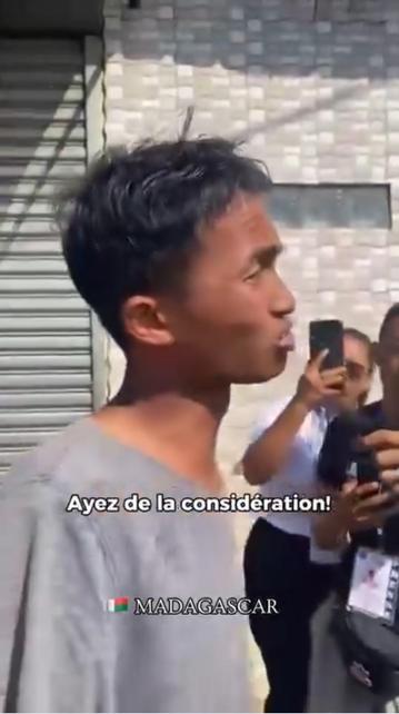 Mikolo, étudiant protestataire de la Gen Z de Madagascar, disant aux gendarmes : « Ayez de la considération ».