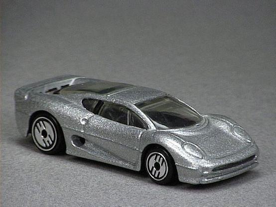 Released in 1993, Metal Flake Gray Jaguar XJ220 of 1993 with Ultra Hot wheels. Packaging: Blister Card. Metal Body, Plastic Base. Made in Malaysia. Scarcity: 2/10