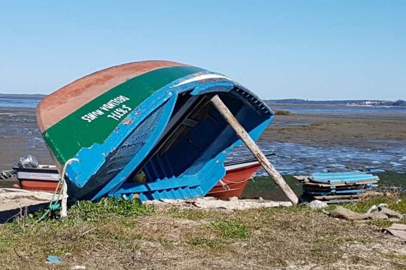 Ein Fischerboot am Cais Palafítico da Carrasqueira