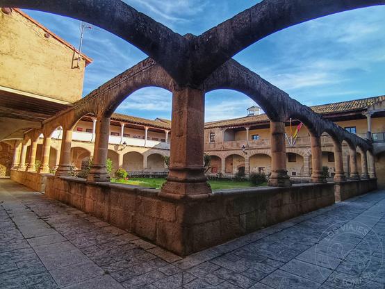 Plaza y Ayuntamiento de Aldeanueva de Santa Cruz (Ávila). Antiguo convento dominico desamortizado.